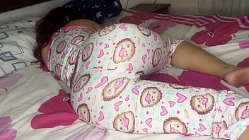 Preview 4 of Ensk Cikanie - Padrastro no puede Dejar de ver el Culo de su Hijastra en Pijama