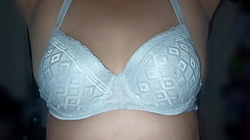 Preview 1 of Hot Mama Porn Movies - &quot_MADRE PERVERTIDA&quot_ se mete al cuarto,  a escondidas,  para estar juntos. Disfruto mucho tocandole su cuerpo y se pone a jugar con la verga. exitante ver las Tetas y el cuerpo perfecto de MamiFlorecita