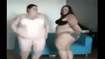 Preview 2 of Max E Gatos - Gorda le gana a Shakira Bailando
