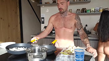 Preview 4 of Xnxx Boy - C&#039_&egrave_ chi fa I Vlog vestiti e C&#039_&egrave_ chi fa I Vlog nudi! Stevemorireal