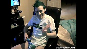 Preview 1 of Seachcossdress - Hardcore gay Believe it or not,  William has never owned a dildo!