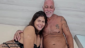 Preview 1 of Francaise Fist7 - Entrevista com casal do swing de ex ator porno acaba virando video do marido gravando a esposa safada fodendo com Jr Doidera