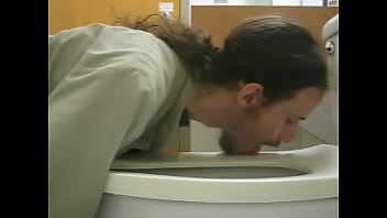 Preview 2 of Kalakad Anty - Jean-Daniel clean a toilet.AVI