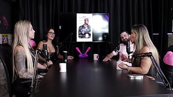 Preview 3 of Ava 4k - Jogo do Tinder,  quem ela deu Match? - Juli Figueir&oacute_ e Felipe Larrossa (SHEER/RED)