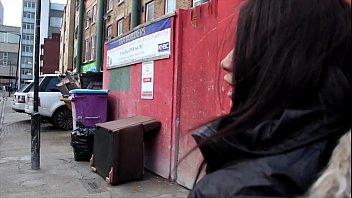 Preview 2 of Video De Corno Caiu Na Net - PornXN British girl pissing in public