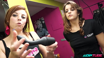 Preview 4 of Public Lesbians Pussy In Action - Regalos en la Mansion de Nacho Vidal
