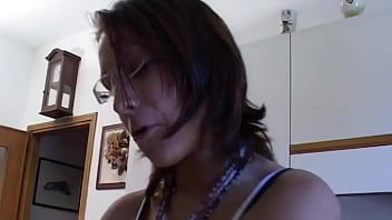 Preview 1 of Zxxx Vedio - The beautiful Milf licks the head of the young loves to have fun