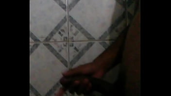 Preview 2 of Hot Mom Milf Ass - Punheta e gozada antes do banho