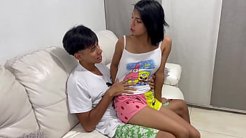 Preview 1 of Marati Xnxx - Mientras mi peque&ntilde_a hermanastra limpia la casa,  empieza a seducirme con su rico culo y hace que me la folle duro.