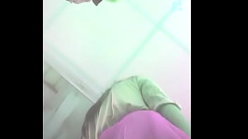 Preview 1 of Colegialas Follandoanal - por baixo da saia - gatinha menstruada