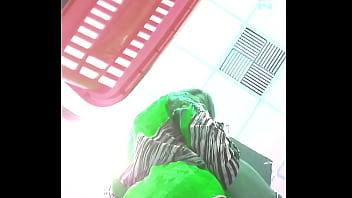 Preview 2 of Shower Hard Porno - por baixo da saia no mercado4