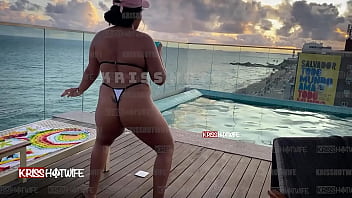 Preview 2 of Seduced Dad Nd Me Porn Sleep - Dan&ccedil_ando de micro biquini na piscina do hotel
