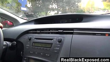 Preview 2 of Pemerkosaan Hd - Ebony cutie Gets Funky in The Car