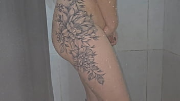 Preview 3 of Tak Nak Pancut - Sempre que meu marido sai eu pe&ccedil_o ajuda para meu enteado no banho!