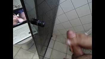 Preview 4 of Leah Gutty Been New Pushy - punheta e gozada o banho.AVI