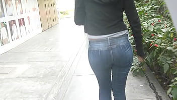 Preview 3 of Doiismbze - buen culo caminando en la calle