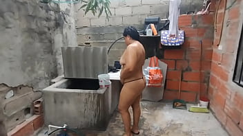 Preview 3 of Sucking Ligs - Veo a mi vecina que tiene un gran culo mientras su marido no est&aacute_ en casa. Espero que no se d&eacute_ cuenta de que estoy mirando a su esposa.