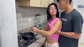 Preview 1 of Guy Sleep With His Mom - Mi peque&ntilde_a hermanastra quiere follar por primera vez en la cocina y le doy el mejor sexo de su vida.