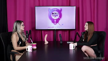 Preview 1 of Momatig Eating - Safada fica pelada,  tem a buceta chupada,  ficando molhadinha depois de falar dos seus fetiches,  fam&iacute_lia e seu ficantes - Malu Paz