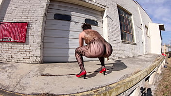 Preview 1 of Silipig Beeg - Thong bodysuit - walking the docks