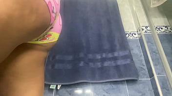 Preview 3 of Indian Girl Fucked By Force - Madrastra CULONA MILF captada meando en ba&ntilde_o publico