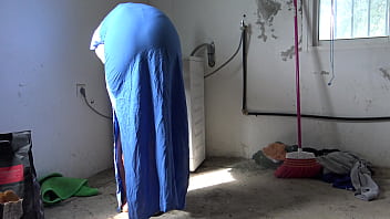 Preview 3 of Sunny Leone Lnd Se Chudai - A Muslim maid is fucked doggystyle while doing the laundry