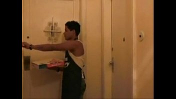 Preview 1 of Mature Mom Homemade Son - entregando a pizza e levando rola