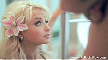 Preview 1 of Muleke Exibindo A Mala Na Praia - Blowing The Blonde MILF