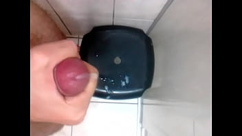 Preview 3 of Tops Xxxx - Magrelo batendo punheta no banheiro