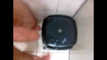 Preview 4 of Tops Xxxx - Magrelo batendo punheta no banheiro
