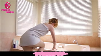 Preview 1 of Mom Shope - Se atasca en el ba&ntilde_o y su hermanastro se aprovecha - Subtitulado Espa&ntilde_ol