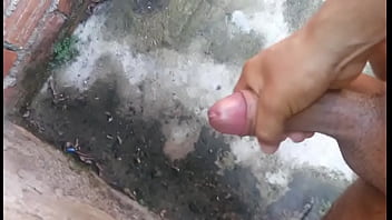 Preview 2 of Old Porn Moves - Pau  torto gozando no quintal