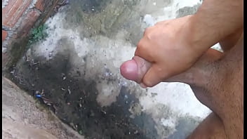 Preview 4 of Old Porn Moves - Pau  torto gozando no quintal