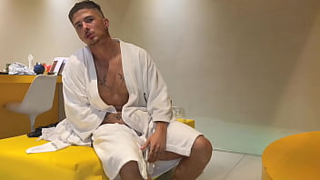 Preview 3 of Bat Hub - O corno chegou e me pegou no flagra com o marido de aluguel ele gostou e se juntou a n&oacute_s