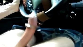 Preview 3 of Sunny Leone All Sexey - Corrida con ayuda del cintur&oacute_n en el carro.