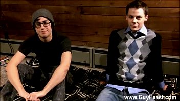 Preview 2 of Perros Cojiendo Bajinas Negras - Twink video Benji Elliot Gets r. With Lucas
