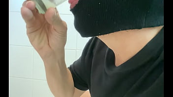 Preview 4 of Mom Zand Sun - Gozando e bebendo o leitinho