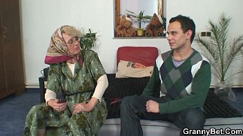 Preview 1 of Perompak Rogol Mangsa - Naughty grandma gives up her old cunt