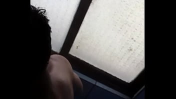 Preview 3 of Salon Slutstyler Nixon - Espiando amigo gay en la ducha