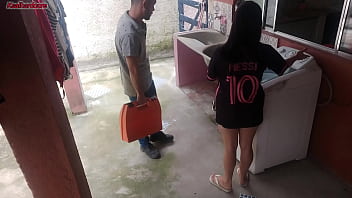 Preview 1 of Worksop Delevery - Dona de casa casada paga t&eacute_cnico de m&aacute_quina de lavar com a bunda enquanto marido esta fora