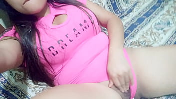 Preview 2 of Indian Aunty Fingering Herself - MADRASTRA SEDUCE A SU HIJASTRO INVITANDOLE A MIRAR MIENTRAS ELLA SE MASTURBA EL CLITORIS EN CASA. LUEGO DE ESTO EL HIJASTRO LA ACOMODA EN EL MUEBLE Y COMIENZAN A FOLLAR