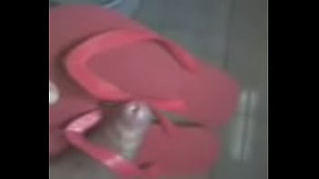 Preview 1 of Walt Vayola - AMIGO GOZANDO NAS HAVAIANAS DA VIZINHA
