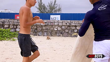 Preview 2 of Fake Water Pussy - Surfista tomando pirocada do dotado