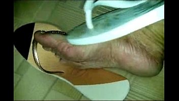 Preview 2 of Chana Xxx D R - BRINCANDO COM AS HAVAIANAS