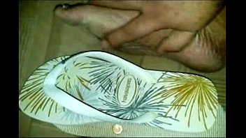 Preview 1 of Chana Xxx D R - BRINCANDO COM AS HAVAIANAS