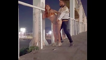 Preview 2 of Sexxy Pink Brezir - PAREJA COGIENDO EN EL PUENTE