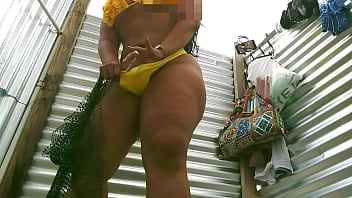 Preview 2 of Not Amrica - madrastra culona bbw grabada en vestidor al aire libre