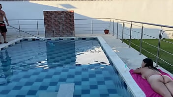 Preview 1 of Philippine Xnx - me ba&ntilde_o en la piscina y mi padrastro me calienta y terminamos follando