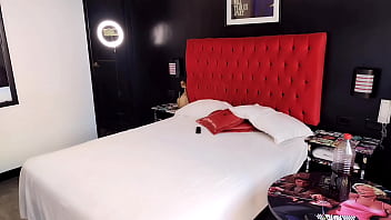 Preview 1 of Choti Ladki Kichudai - La vendedora de maquillaje de mi mujer quiere le compre,  yo la condiciono a que me chupe la pinga y se gane una buena comisi&oacute_n