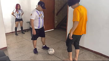Preview 1 of Danger Xxx Pussh Video - Hermosa Novia es Follada al Frente de su Novio Estupido que Perdio el Partido de Futbol